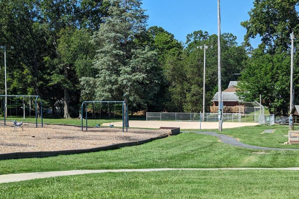 Modern Home Steps To Historic Downtown ソールズベリー エクステリア 写真